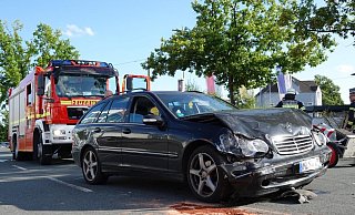 Zwei Fahrzeuge sind in Höhe Lokschuppen zusammengestoßen. Die Stadtheider Straße ist derzeit voll gesperrt. - Paul Brinkmann Zwei Fahrzeuge sind in Höhe Lokschuppen zusammengestoßen. Die Stadtheider Straße ist derzeit voll gesperrt. - Paul Brinkmann