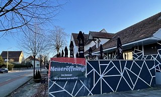 Seit einiger Zeit deutet das Banner am Geländer der Außenterrasse darauf hin: Hier geht demnächst ein neues Restaurant an den Start. - Tasja Klusmeyer Seit einiger Zeit deutet das Banner am Geländer der Außenterrasse darauf hin: Hier geht demnächst ein neues Restaurant an den Start. - Tasja Klusmeyer