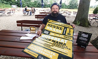 Festival-Organisator Walent Cerkez im Biergarten. Hinten auf der Wiese wird die Hauptbühne aufgebaut. - Sigurd Gringel Festival-Organisator Walent Cerkez im Biergarten. Hinten auf der Wiese wird die Hauptbühne aufgebaut. - Sigurd Gringel