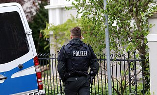 Mehrere Polizeibullis standen am Dienstagmorgen an der Hahler Straße. Die Beamten durchsuchten hier eine Wohnung. MT-Archivfoto: - Alex Lehn Mehrere Polizeibullis standen am Dienstagmorgen an der Hahler Straße. Die Beamten durchsuchten hier eine Wohnung. MT-Archivfoto: - Alex Lehn