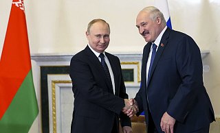 Russlands Präsident Wladimir Putin (l.) hat Alexander Lukaschenko, Präsident von Belarus, die Lieferung von atomwaffenfähigen Raketensystemen zugesagt. - Mikhail Metzel Russlands Präsident Wladimir Putin (l.) hat Alexander Lukaschenko, Präsident von Belarus, die Lieferung von atomwaffenfähigen Raketensystemen zugesagt. - Mikhail Metzel
