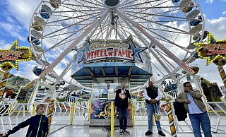 Der stellvertretende Bürgermeister Dieter Honervogt hat pünktlich um 16 Uhr am Riesenrad Herbstlibori und somit das bunte Kirmestreiben eröffnet. - Carola Drabon Der stellvertretende Bürgermeister Dieter Honervogt hat pünktlich um 16 Uhr am Riesenrad Herbstlibori und somit das bunte Kirmestreiben eröffnet. - Carola Drabon