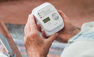 Ein kleines Gerät, das Leben retten kann: Schlägt der Kohlenmonoxid-Melder Alarm, sollte man Wohnung oder Haus verlassen. - Christin Klose/dpa Ein kleines Gerät, das Leben retten kann: Schlägt der Kohlenmonoxid-Melder Alarm, sollte man Wohnung oder Haus verlassen. - Christin Klose/dpa