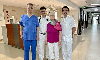 Heidelinde Strukmeier mit (von links) Alexander Petrovitch, Thorsten Pohle und Andreas Krieg. - Kreiskliniken Herford-Bünde Heidelinde Strukmeier mit (von links) Alexander Petrovitch, Thorsten Pohle und Andreas Krieg. - Kreiskliniken Herford-Bünde