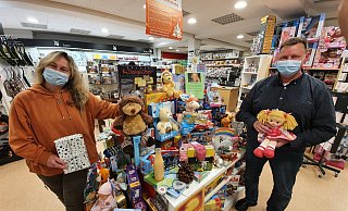 Mehr als 100 Geschenktische für die Aktion von Susanne Saage gibt es in ganz Deutschland, alles begann vor 20 Jahren im Haushaltswarengeschäft von Dietmar Larusch in Höxter. - Thomas Kube Mehr als 100 Geschenktische für die Aktion von Susanne Saage gibt es in ganz Deutschland, alles begann vor 20 Jahren im Haushaltswarengeschäft von Dietmar Larusch in Höxter. - Thomas Kube