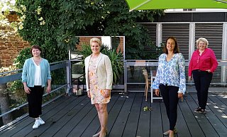 Landtagsabgeordnete Bianca Winkelmann (v. l.), CDU/Grüne-Bürgermeisterkandidatin Kathrin Böhning, Landrätin Anna Katharina Bölling und Ratsfrau und Ortsvorsteherin Anja Kittel. - Michael Grundmeier Landtagsabgeordnete Bianca Winkelmann (v. l.), CDU/Grüne-Bürgermeisterkandidatin Kathrin Böhning, Landrätin Anna Katharina Bölling und Ratsfrau und Ortsvorsteherin Anja Kittel. - Michael Grundmeier