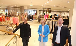 Geschäftsführer Hendrik Thüning (l.) und das Modehausbetreiberehepaar Heike und Jens Kllingemann freuen sich über den gelungenen Umbau der Damenabteilung. - Burkhard Battran Geschäftsführer Hendrik Thüning (l.) und das Modehausbetreiberehepaar Heike und Jens Kllingemann freuen sich über den gelungenen Umbau der Damenabteilung. - Burkhard Battran
