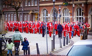 Da staunten nicht nur Kinder: Hunderte bemützte Läufer trafen sich zum "Santa Run" in der Bielefelder Altstadt. - Mike-Dennis Mller / www.mdm.photo Da staunten nicht nur Kinder: Hunderte bemützte Läufer trafen sich zum "Santa Run" in der Bielefelder Altstadt. - Mike-Dennis Mller / www.mdm.photo