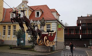 Langsam wird der Schlitten des Weihnachtsmannes mit seinen vier Rentieren in die Luft gezogen. Artist Roman Kathriner managt den Aufbau vom Boden aus. - Susanne Blersch Langsam wird der Schlitten des Weihnachtsmannes mit seinen vier Rentieren in die Luft gezogen. Artist Roman Kathriner managt den Aufbau vom Boden aus. - Susanne Blersch