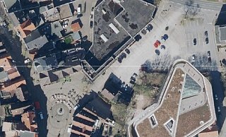 Die Verwaltung hat das Montforthaus in der entsprechenden Größe auf die städtische Zaky-Fläche gelegt. Rechts liegt es über dem Carl-Severing-Haus und dem nebenstehenden ehemaligen Hotelgebäude. In der Ecke unten rechts ist das Eckhaus Löhrstraße/Kirchgasse zu sehen. Oben rechts befindet sich der Janup-Parkplatz, oben das Expert-Döring-Gebäude, links der Gänsemarkt. - Stadt Herford Die Verwaltung hat das Montforthaus in der entsprechenden Größe auf die städtische Zaky-Fläche gelegt. Rechts liegt es über dem Carl-Severing-Haus und dem nebenstehenden ehemaligen Hotelgebäude. In der Ecke unten rechts ist das Eckhaus Löhrstraße/Kirchgasse zu sehen. Oben rechts befindet sich der Janup-Parkplatz, oben das Expert-Döring-Gebäude, links der Gänsemarkt. - Stadt Herford