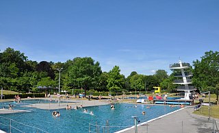 Das gut besuchte Rolandsbad. Am Wochenende werden über 4.000 Besucherinnen und Besucher erwartet. - Simon Schulz Das gut besuchte Rolandsbad. Am Wochenende werden über 4.000 Besucherinnen und Besucher erwartet. - Simon Schulz