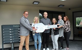 Symbolische Schlüsselübergabe: (v.l.) Marcel Weber, Carolin Hasse, Benedikt Hüser, Uschi Schräer-Drewer, Madeleine Geschke und Lena Zwirner. - CWW Paderborn Symbolische Schlüsselübergabe: (v.l.) Marcel Weber, Carolin Hasse, Benedikt Hüser, Uschi Schräer-Drewer, Madeleine Geschke und Lena Zwirner. - CWW Paderborn