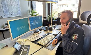 Alles im Blick: Alfred Menzel kümmert sich um die Bürokratie und Dienstplanung in der Polizeiwache Bad Driburg. - Ralf T. Mischer Alles im Blick: Alfred Menzel kümmert sich um die Bürokratie und Dienstplanung in der Polizeiwache Bad Driburg. - Ralf T. Mischer