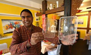 Rajinder Kumar setzt in seinem Restaurant Lions auf mikrowellengeeignete Mehrwegbehälter. - Thomas Kube Rajinder Kumar setzt in seinem Restaurant Lions auf mikrowellengeeignete Mehrwegbehälter. - Thomas Kube