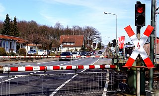 Geduld ist gefragt: Sind die Schranken an der Bruchstraße unten, kann es dauern, bis der Zug anrollt. - Archivfoto: Niklas Krämer Geduld ist gefragt: Sind die Schranken an der Bruchstraße unten, kann es dauern, bis der Zug anrollt. - Archivfoto: Niklas Krämer