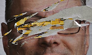 Symbolbild: Ein beschädigtes Wahlplakat hängt am Platz der Demokratie in Weimar. Politiker und Parteien sind in verschiedener Form Gewalt oder Beleidigungen ansgesetzt. - Martin Schutt Symbolbild: Ein beschädigtes Wahlplakat hängt am Platz der Demokratie in Weimar. Politiker und Parteien sind in verschiedener Form Gewalt oder Beleidigungen ansgesetzt. - Martin Schutt