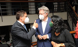 Oliver Vogt (CDU, l.) gratuliert Achim Post (SPD), der das Direktmandat erneut geholt hat. Mit dabei Schahina Gambir (Grüne). - Joern Spreen-Ledebur Oliver Vogt (CDU, l.) gratuliert Achim Post (SPD), der das Direktmandat erneut geholt hat. Mit dabei Schahina Gambir (Grüne). - Joern Spreen-Ledebur