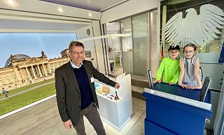 Am nachempfundenen Rednerpult des Deutschen Bundestags verschaffen sich die Geschwister Pauline und Lauritz Gehör. Die Angebote im Inneren des Lastwagens werden auch von Michael Hesse betreut. - Jens Reddeker Am nachempfundenen Rednerpult des Deutschen Bundestags verschaffen sich die Geschwister Pauline und Lauritz Gehör. Die Angebote im Inneren des Lastwagens werden auch von Michael Hesse betreut. - Jens Reddeker