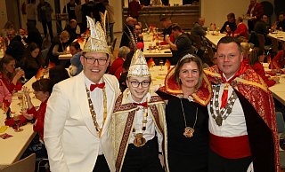 Prinz Christian I. Hartmann (v.l.), Jugendprinz Mats Carl I. Wulf und das Kranzkönigspaar Mareike und Carsten Strunz haben mehr als tausend Tage den ältesten und größten Karnevalsverein in OWL repräsentiert. - Regina Brucksch Prinz Christian I. Hartmann (v.l.), Jugendprinz Mats Carl I. Wulf und das Kranzkönigspaar Mareike und Carsten Strunz haben mehr als tausend Tage den ältesten und größten Karnevalsverein in OWL repräsentiert. - Regina Brucksch