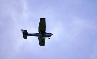 Eine Cessna-Maschine von der FMG-Flugschule hat einer der Anwohner beim Überflug des Guts Wulfstal fotografiert. Gut sind die Kennungen an den Tragflächen zu sehen. - Bogdanski Eine Cessna-Maschine von der FMG-Flugschule hat einer der Anwohner beim Überflug des Guts Wulfstal fotografiert. Gut sind die Kennungen an den Tragflächen zu sehen. - Bogdanski