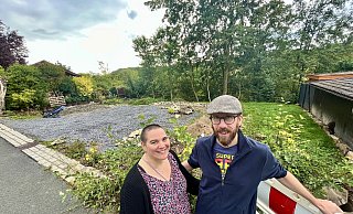 Christina und Daniel Platz an ihrem Altenbekener Grundstück, das für das Tinyhouse vorbereitet ist. - Jens Reddeker Christina und Daniel Platz an ihrem Altenbekener Grundstück, das für das Tinyhouse vorbereitet ist. - Jens Reddeker
