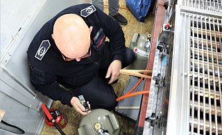 Jürgen Rabbe kontrolliert mit dem Gaswarnmelder in der Hand die angeschlossenen Gasflaschen in einem Imbiss. - Simone Flörke Jürgen Rabbe kontrolliert mit dem Gaswarnmelder in der Hand die angeschlossenen Gasflaschen in einem Imbiss. - Simone Flörke