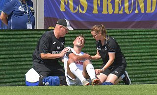Markus Schmand und Inga Heitmann behandeln Verls Innenverteidiger Nick Otto beim Spiel gegen den 1. FC Saarbrücken. Mit ihm fallen bereits vier Innenverteidiger beim Sportclub aus. - Jens Dünhölter Markus Schmand und Inga Heitmann behandeln Verls Innenverteidiger Nick Otto beim Spiel gegen den 1. FC Saarbrücken. Mit ihm fallen bereits vier Innenverteidiger beim Sportclub aus. - Jens Dünhölter