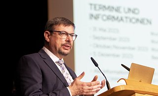 Für acht Jahre wiedergewählt: Superintendent Uwe Gryczan, hier während der Frühjahrssynode im April dieses Jahres. - Alexander Kröger Für acht Jahre wiedergewählt: Superintendent Uwe Gryczan, hier während der Frühjahrssynode im April dieses Jahres. - Alexander Kröger