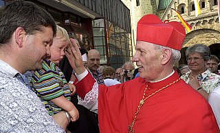 Johannes Joachim Kardinal Degenhardt bei der traditionellen Kindersegnung am Libori-Dienstag. - Reinhard Rohlf Johannes Joachim Kardinal Degenhardt bei der traditionellen Kindersegnung am Libori-Dienstag. - Reinhard Rohlf