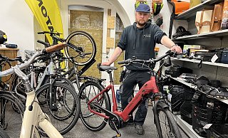 Einbruch in Werners Fahrrad Fach-Werk in Marienfeld: André Werner vor der zerstörten Seiteneingangstür und eines der Fahrräder, aus dem ein hochwertiger Rahmen-Akku gestohlen wurde. - Gabriele Grund Einbruch in Werners Fahrrad Fach-Werk in Marienfeld: André Werner vor der zerstörten Seiteneingangstür und eines der Fahrräder, aus dem ein hochwertiger Rahmen-Akku gestohlen wurde. - Gabriele Grund