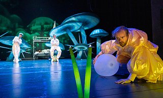 Lizzy (Marsha Maria Miessner) und Peter (Lukas Koller) beobachten gespannt, was der Sumsemann (Fabian Jung) plant. - Tobias Kreft Lizzy (Marsha Maria Miessner) und Peter (Lukas Koller) beobachten gespannt, was der Sumsemann (Fabian Jung) plant. - Tobias Kreft