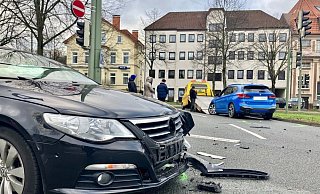 Beide Fahrzeuge wurden schwer beschädigt. Sie mussten von Abschleppunternehmen abtransportiert werden. - Jens Reichenbach Beide Fahrzeuge wurden schwer beschädigt. Sie mussten von Abschleppunternehmen abtransportiert werden. - Jens Reichenbach