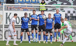 Die Bielefelder müssen gegen Duisburg zusammenhalten, so wie hier Klos, Lannert, Großer, Schneider und Oppie (v.l.). - Oliver Krato Die Bielefelder müssen gegen Duisburg zusammenhalten, so wie hier Klos, Lannert, Großer, Schneider und Oppie (v.l.). - Oliver Krato