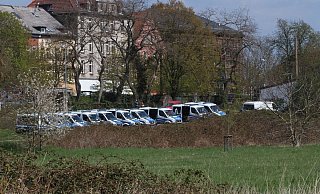 Zahlreiche Polizeifahrzeuge sind vor Ort. - Christian Bendig Zahlreiche Polizeifahrzeuge sind vor Ort. - Christian Bendig