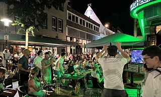 Im und vor allem vor dem Kachelhaus herrschte Stimmung wie im Stadion. - Paul Brinkmann Im und vor allem vor dem Kachelhaus herrschte Stimmung wie im Stadion. - Paul Brinkmann