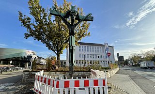 Vor dem Abbau und Abtransport des Rikus-Kreuzes im Frühjahr 2023 hatte die Stadt das Kunstwerk aus Sicherheitsgründen einzäunen lassen. - Lea Sasse Vor dem Abbau und Abtransport des Rikus-Kreuzes im Frühjahr 2023 hatte die Stadt das Kunstwerk aus Sicherheitsgründen einzäunen lassen. - Lea Sasse