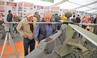 Im Warburger Oktoberwochenzelt stellte die Bundeswehr mehrere Tage sich und ihre Fähigkeiten vor. Foto: Dieter Scholz - Dieter Scholz Im Warburger Oktoberwochenzelt stellte die Bundeswehr mehrere Tage sich und ihre Fähigkeiten vor. Foto: Dieter Scholz - Dieter Scholz