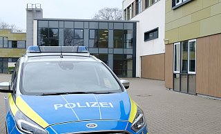 Wegen der Amoklauf-Ankündigung stand am Freitagmorgen vorsorglich ein Polizeifahrzeug vor der Stadtschule Lübbecke. - Heike von Schulz Wegen der Amoklauf-Ankündigung stand am Freitagmorgen vorsorglich ein Polizeifahrzeug vor der Stadtschule Lübbecke. - Heike von Schulz