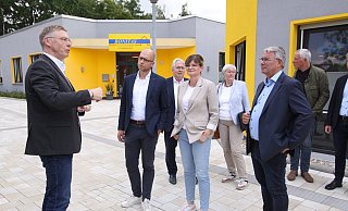 Andreas Hüffmann (l.) führte die Gäste auch über den fast fertigen neuen Rathausplatz. Neben Sarah Philipp waren auch Christian Dahm (r.) und Christian Obrok (2. v. l.) dabei. Im Hintergrund Landrat Jürgen Müller, Cornelia Schöder und Volker Berger von der B&S. - Björn Kenter Andreas Hüffmann (l.) führte die Gäste auch über den fast fertigen neuen Rathausplatz. Neben Sarah Philipp waren auch Christian Dahm (r.) und Christian Obrok (2. v. l.) dabei. Im Hintergrund Landrat Jürgen Müller, Cornelia Schöder und Volker Berger von der B&S. - Björn Kenter