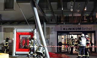 Vor dem EvKB-Krankenhaus "Gilead I" haben Feuerwehrleute ihre Einsatzstelle eingerichtet. - Paul Brinkmann Vor dem EvKB-Krankenhaus "Gilead I" haben Feuerwehrleute ihre Einsatzstelle eingerichtet. - Paul Brinkmann
