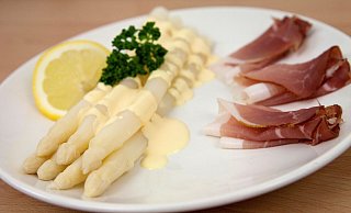 Lecker, noch leckerer, Spargel mit Sauce Hollandaise und Schinken. Doch der kulinarische Klassiker hat aus Sicht der Mediziner Nachteile. Das liegt nicht am überaus gesunden Spargel, sondern an seinen Begleitern auf dem Teller. - picture alliance/dpa Lecker, noch leckerer, Spargel mit Sauce Hollandaise und Schinken. Doch der kulinarische Klassiker hat aus Sicht der Mediziner Nachteile. Das liegt nicht am überaus gesunden Spargel, sondern an seinen Begleitern auf dem Teller. - picture alliance/dpa