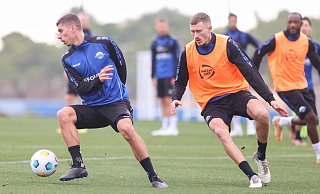 Koen Kostons (l.) und Calvin Brackelmann, hier beim Winter-Trainingslager in Spanien, sind angeschlagen. Ob sie am Sonntag auf St. Pauli spielen können, ist fraglich. - Oliver Krato Koen Kostons (l.) und Calvin Brackelmann, hier beim Winter-Trainingslager in Spanien, sind angeschlagen. Ob sie am Sonntag auf St. Pauli spielen können, ist fraglich. - Oliver Krato
