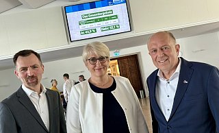 Landrat Christoph Rüther (r.) dankte Dezernentin Annette Mühlenhoff und Amtsleiter Christopher Schüngel für das sauber durchgeführte Bürgerentscheidsverfahren. - Jens Reddeker Landrat Christoph Rüther (r.) dankte Dezernentin Annette Mühlenhoff und Amtsleiter Christopher Schüngel für das sauber durchgeführte Bürgerentscheidsverfahren. - Jens Reddeker