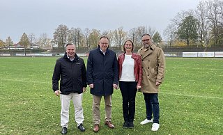 Vorstandsvorsitzender Torsten Burmester vom Deutschen Olympischen Bund (DOSB) ist zu Gast in Herford. Mit dabei Bürgermeister Tim Kähler (v.l.), Heidi Pahmeyer, Leiterin für Bildung und Sport der Stadt Herford und Patrick Puls, Beigeordneter für Bildung, Jugend und Soziales. - Sevim Hangül Vorstandsvorsitzender Torsten Burmester vom Deutschen Olympischen Bund (DOSB) ist zu Gast in Herford. Mit dabei Bürgermeister Tim Kähler (v.l.), Heidi Pahmeyer, Leiterin für Bildung und Sport der Stadt Herford und Patrick Puls, Beigeordneter für Bildung, Jugend und Soziales. - Sevim Hangül