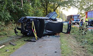 Der Audi des jungen Mannes überschlägt sich mehrfach. - Feuerwehr Der Audi des jungen Mannes überschlägt sich mehrfach. - Feuerwehr