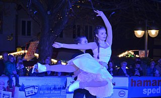 Eröffnungsshow auf dem Eis: ein heißer Start in einen vergangenen Weihnachtsmarkt. - Lena Niewald Eröffnungsshow auf dem Eis: ein heißer Start in einen vergangenen Weihnachtsmarkt. - Lena Niewald