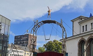 Das französische Artisten-Ensemble Les Ptits Bras versetzt die Zuschauer mit „Bruits de Coulisses“ optisch und akustisch um 400 Jahre ins Barockzeitalter zurück. - Les Ptits Bras Das französische Artisten-Ensemble Les Ptits Bras versetzt die Zuschauer mit „Bruits de Coulisses“ optisch und akustisch um 400 Jahre ins Barockzeitalter zurück. - Les Ptits Bras