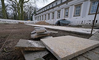 Die Lenné-Fontänen am Badehaus I sind noch immer eingezäunt, weil die erste Lieferung Platten beim Verlegen kaputt gegangen ist. - Thorsten Gödecker Die Lenné-Fontänen am Badehaus I sind noch immer eingezäunt, weil die erste Lieferung Platten beim Verlegen kaputt gegangen ist. - Thorsten Gödecker