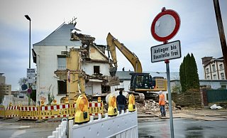 Eineinhalb Jahre nach dem Großbrand rückt nun doch ein Abrissbagger dem ehemaligen Hotel Kaiser zu Leibe. - Sarah Jonek Eineinhalb Jahre nach dem Großbrand rückt nun doch ein Abrissbagger dem ehemaligen Hotel Kaiser zu Leibe. - Sarah Jonek