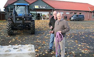 Der Gebäudeeigentümer Wassmuth hatte die Zufahrt blockiert, um ein Ausräumen zu verhindern. Nachdem man sich einigte, wurde die Zufahrt von Ortsvorsteher Günter Eggebrecht (l.) und Immobilienbesitzer Gerhard Wassmuth freigegeben. - Johannes Büttner Der Gebäudeeigentümer Wassmuth hatte die Zufahrt blockiert, um ein Ausräumen zu verhindern. Nachdem man sich einigte, wurde die Zufahrt von Ortsvorsteher Günter Eggebrecht (l.) und Immobilienbesitzer Gerhard Wassmuth freigegeben. - Johannes Büttner